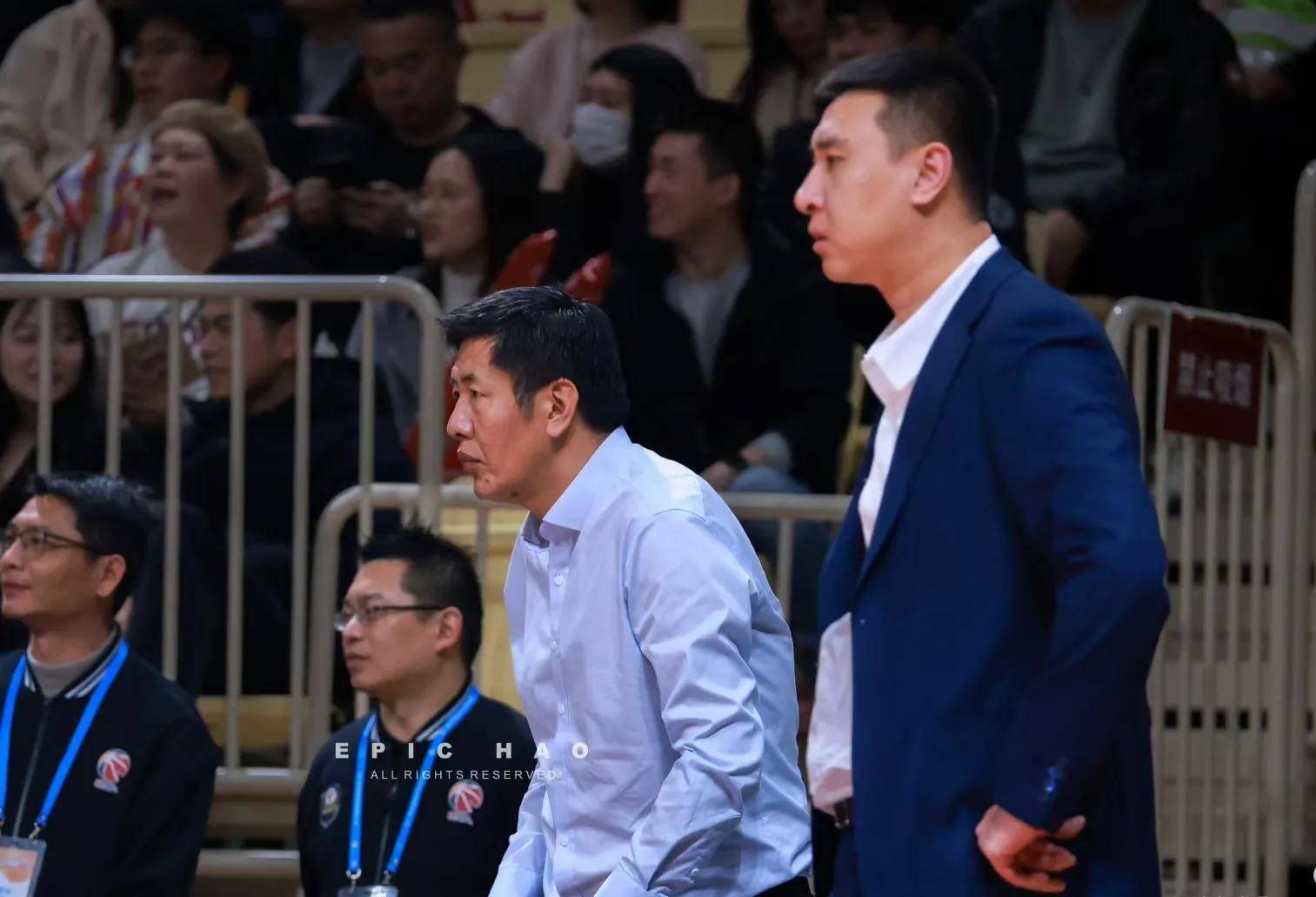 球队成功引进了一名备受瞩目的新教练