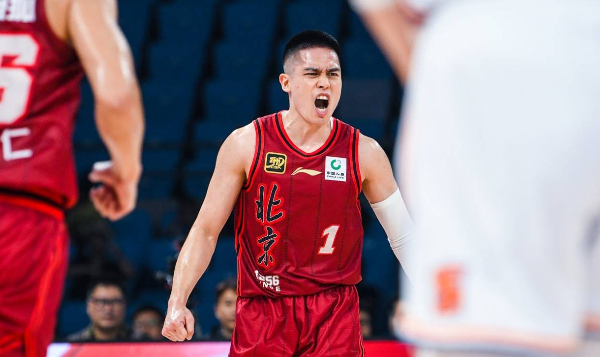 包含北京首钢男篮面临逆风，全队集体拼搏的词条