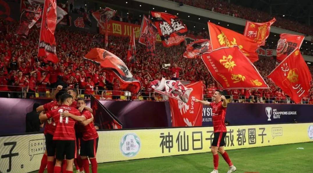 中国足球联队历史性进军亚冠强，创造佳绩！