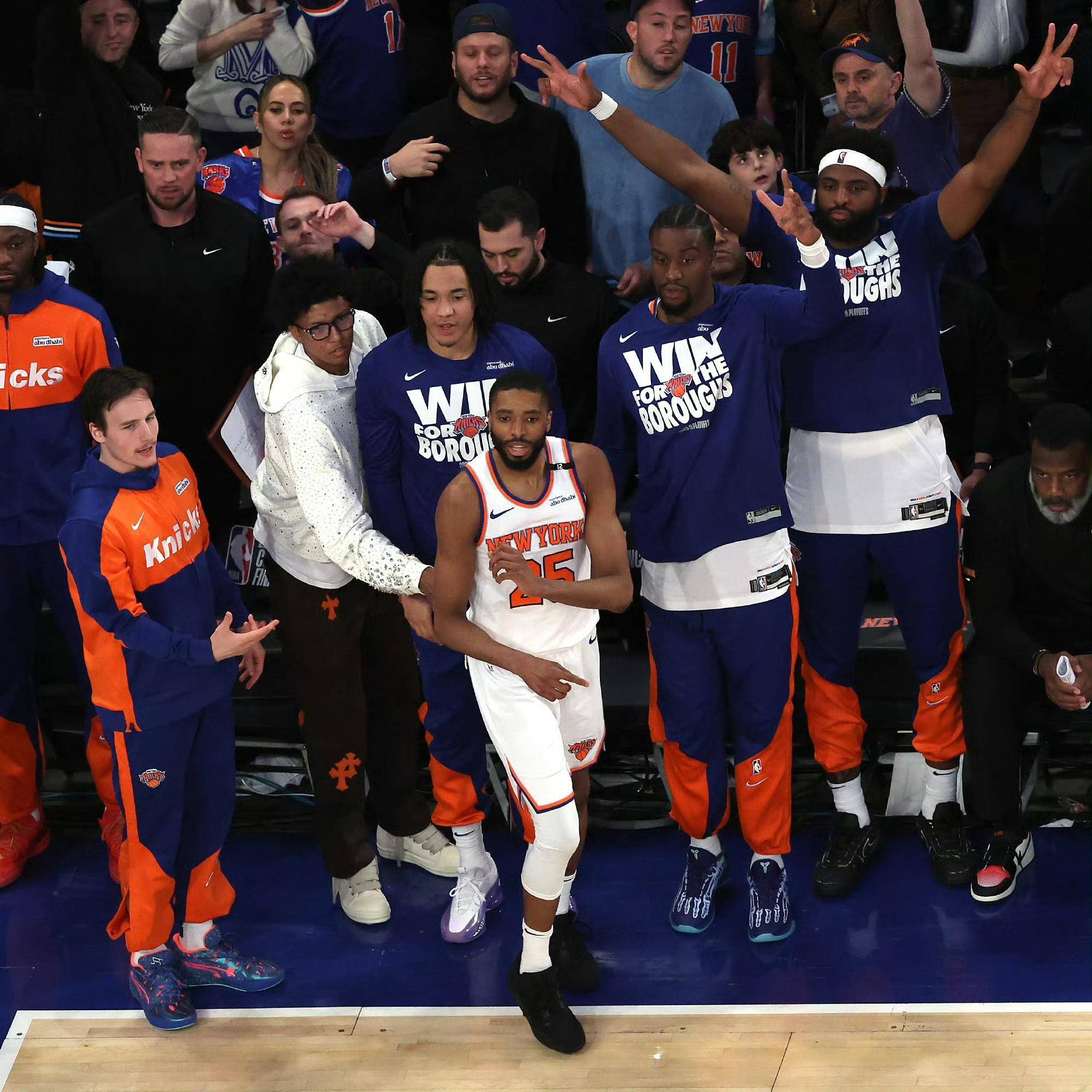 aoa体育馆-尼斯队球员们合作默契夺得胜利