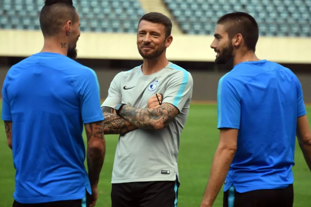 尼斯队球员们合作默契夺得胜利