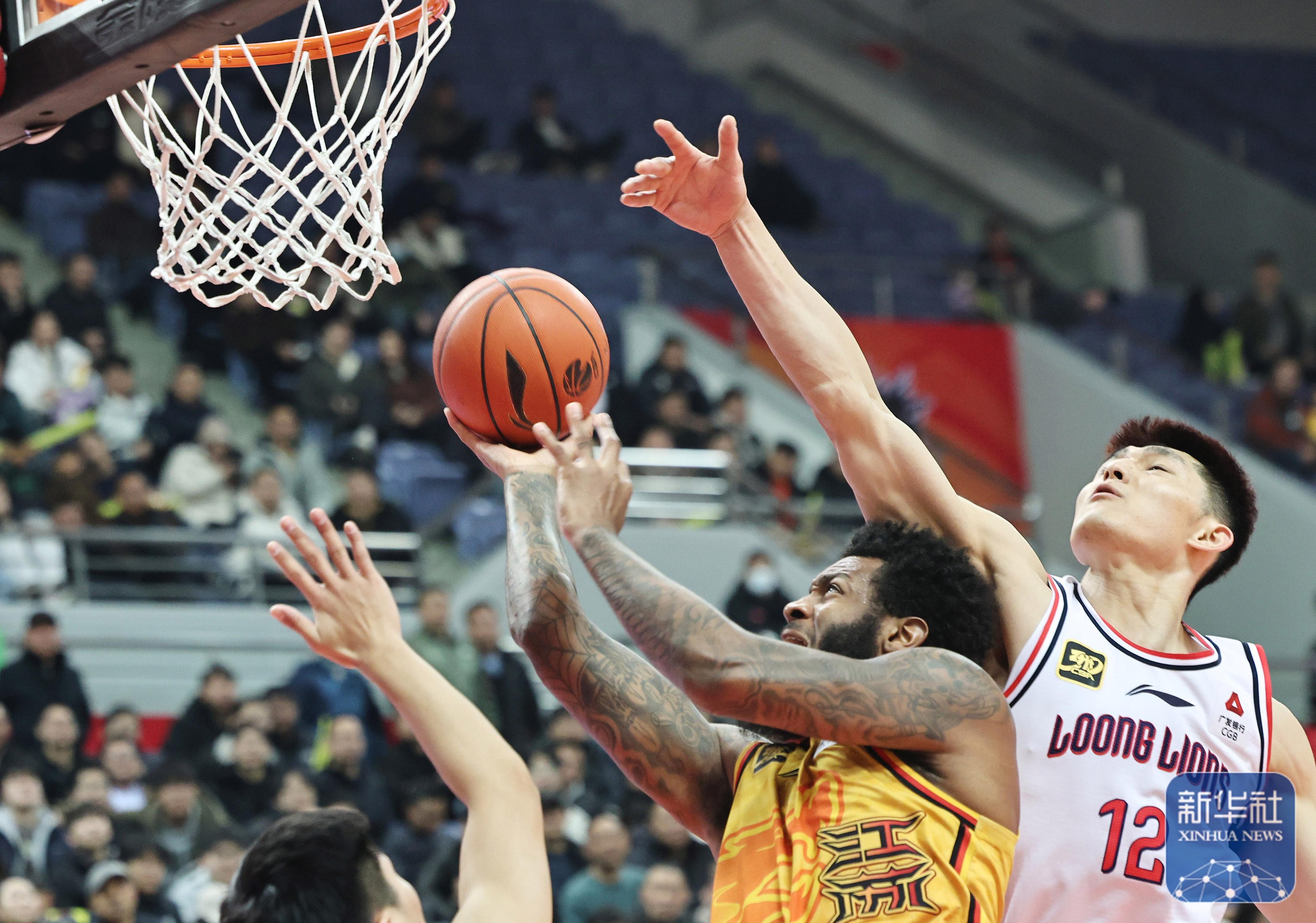 球员间友谊在篮球比赛中得到深化