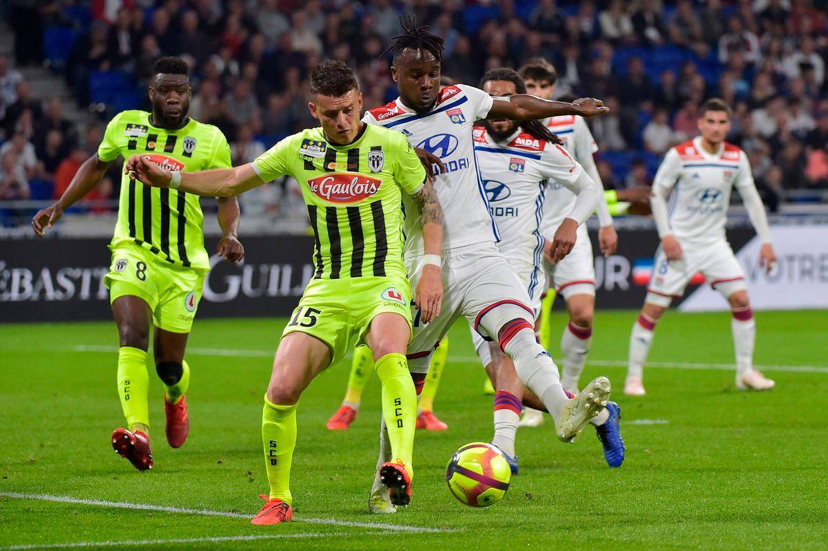 包含昂热主场不敌里昂，法甲表现低迷的词条