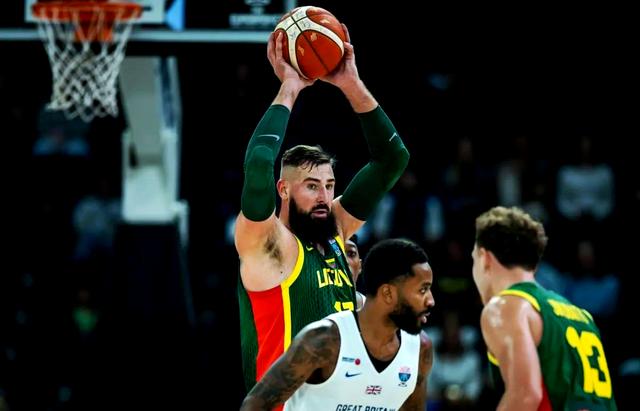 西班牙队轻松战胜塞尔维亚队