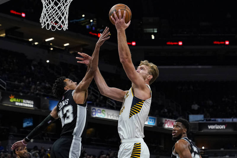 步行者再胜马刺,萨博尼斯关键时刻发威 步行者再胜马刺,萨博尼斯关键时刻发威