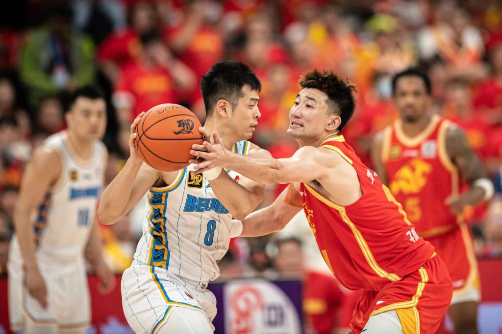 aoa体育娱乐-包含孙铭徽手感爆棚，带领山东男篮大胜广东宏远的词条