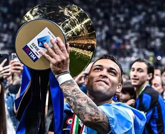 aoa体育官网-国米成功卫冕意甲冠军，全队士气高涨