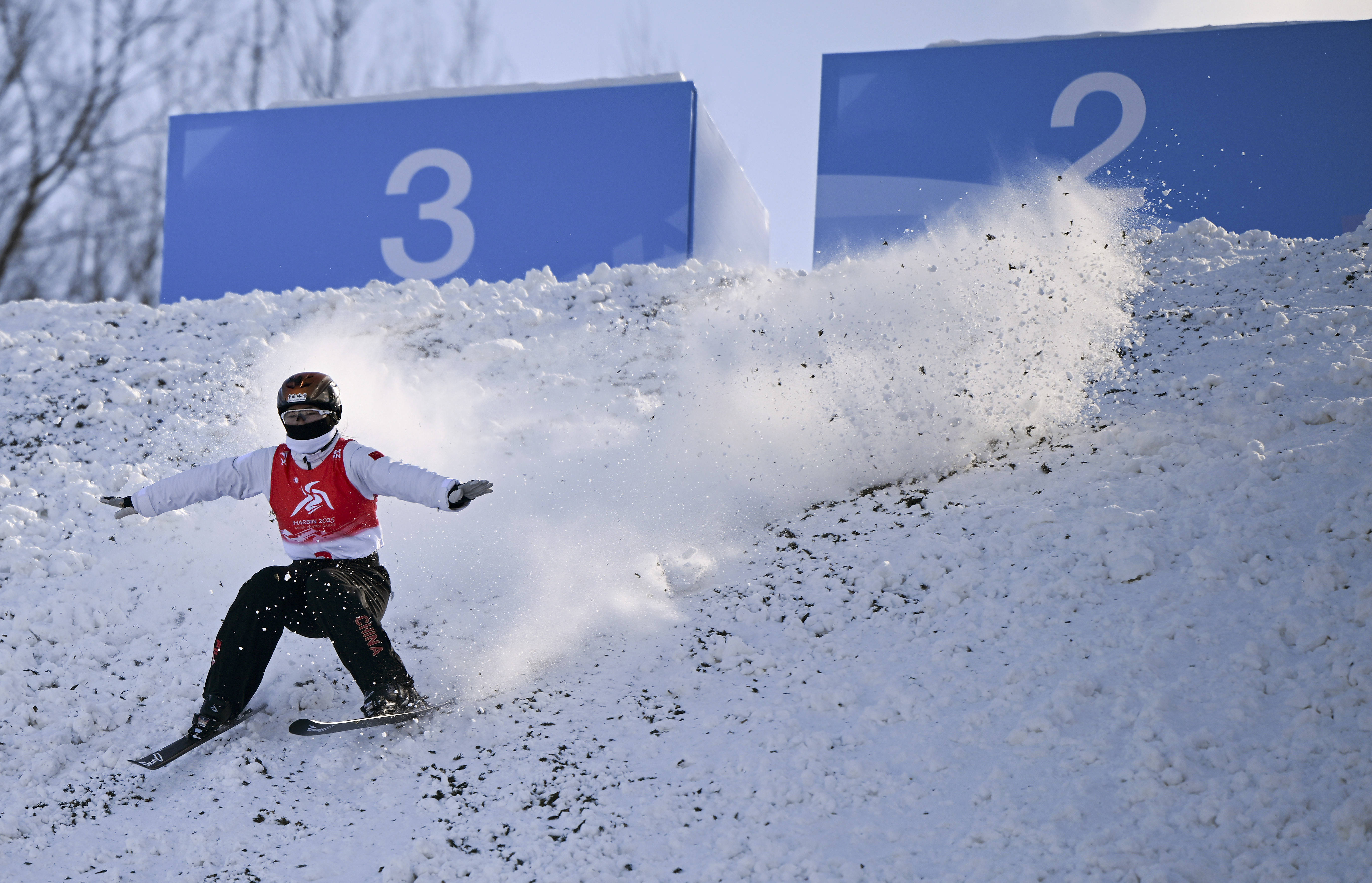 急速滑雪男子决赛选手飞驰赛场
