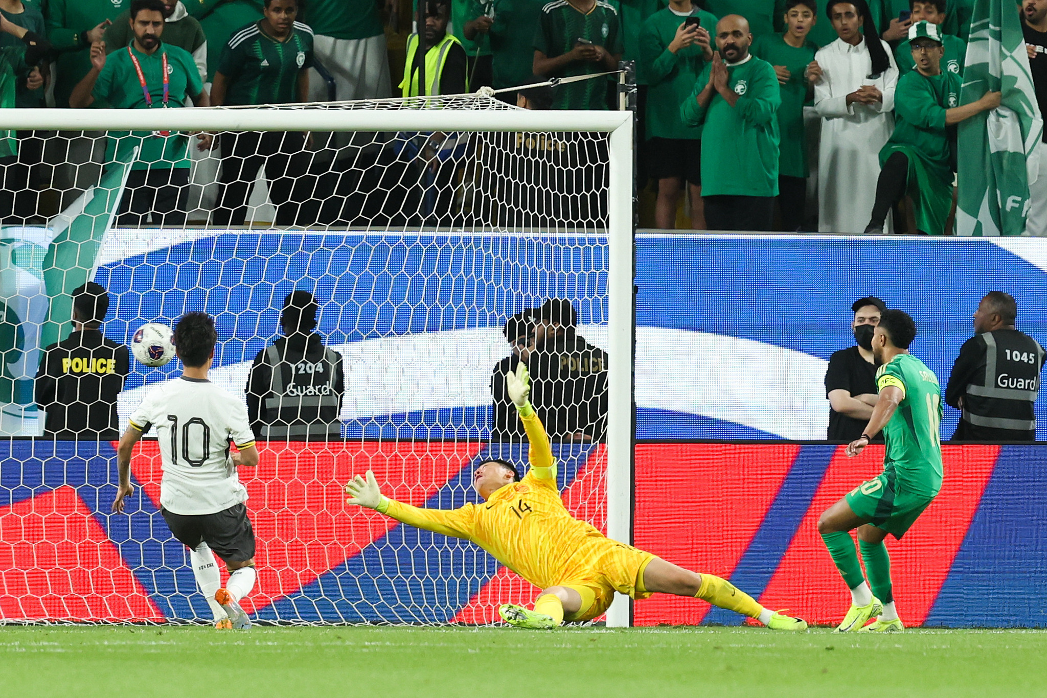 aoa体育教练-包含惊心一战，足球豪门秘密对决的词条