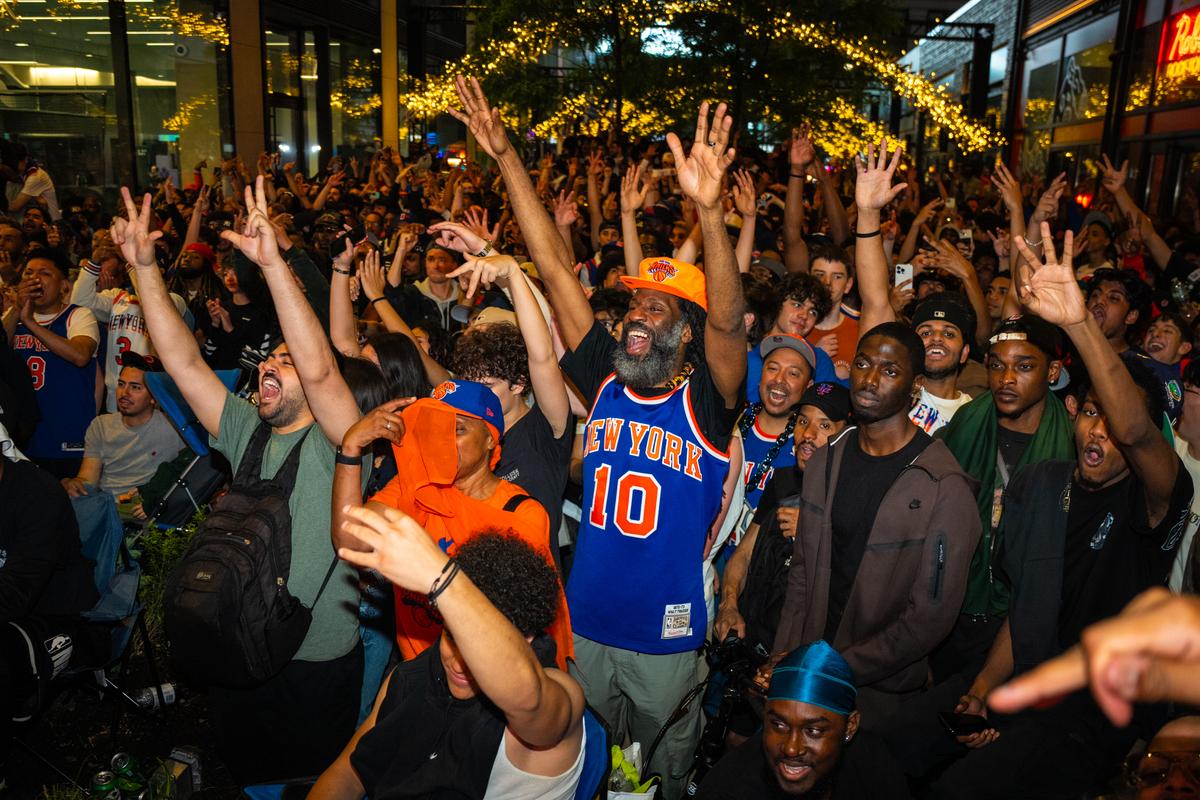 包含湖南球迷聚集球场外庆祝胜利，欢呼声震耳欲聋的词条