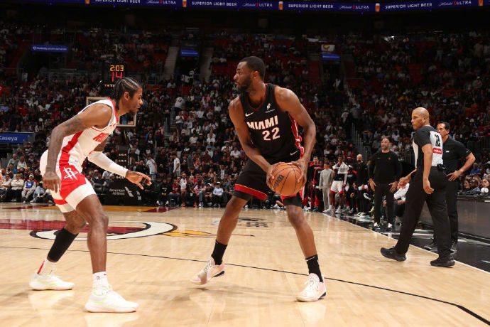 aoa体育活动-火箭队客场战胜对手，实现连胜