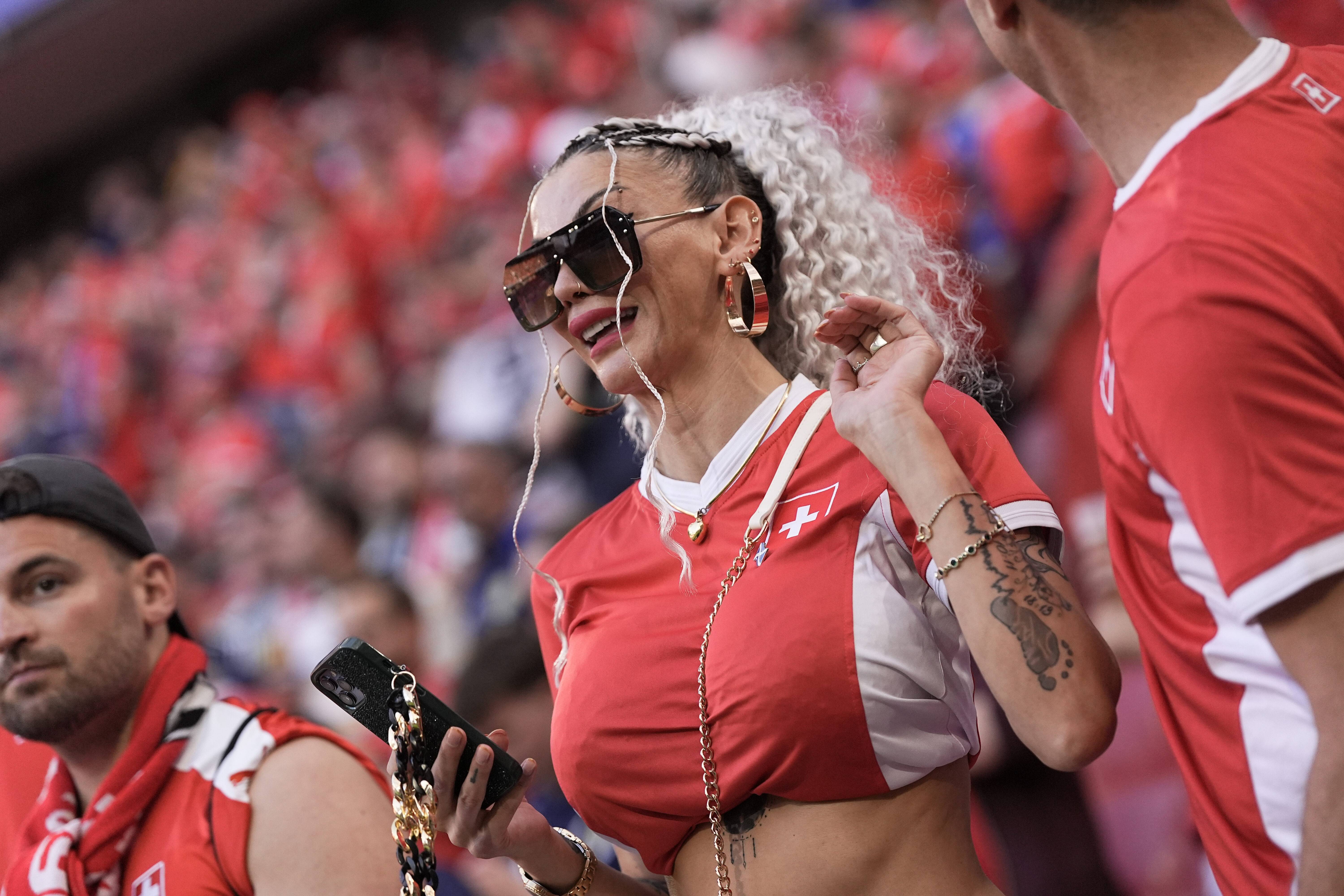 欧洲顶级球队展现实力,球迷热情高涨的简单介绍 欧洲顶级球队展现实力,球迷热情高涨的简单介绍