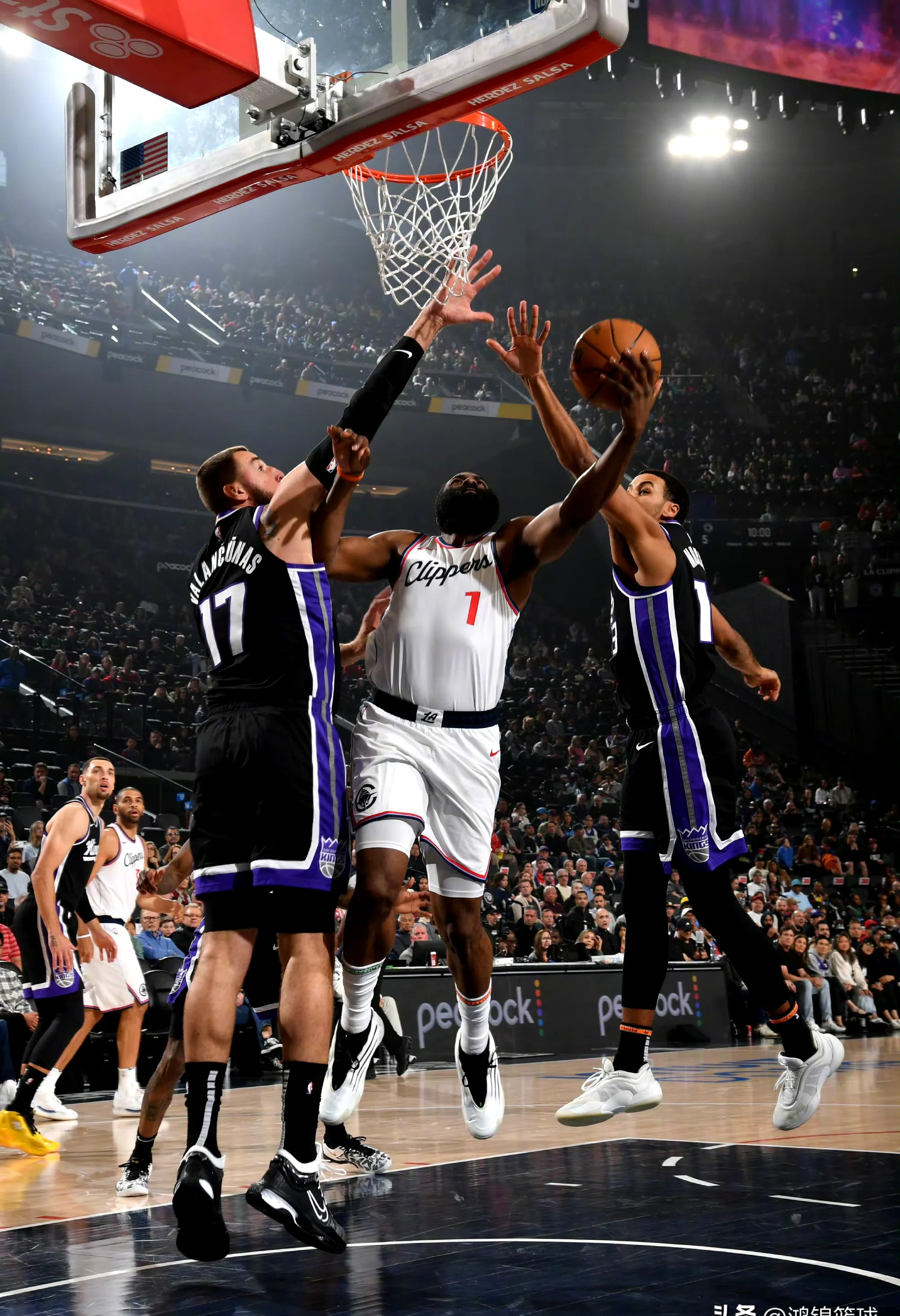 老鹰主场不敌快船，遭遇三连败的简单介绍