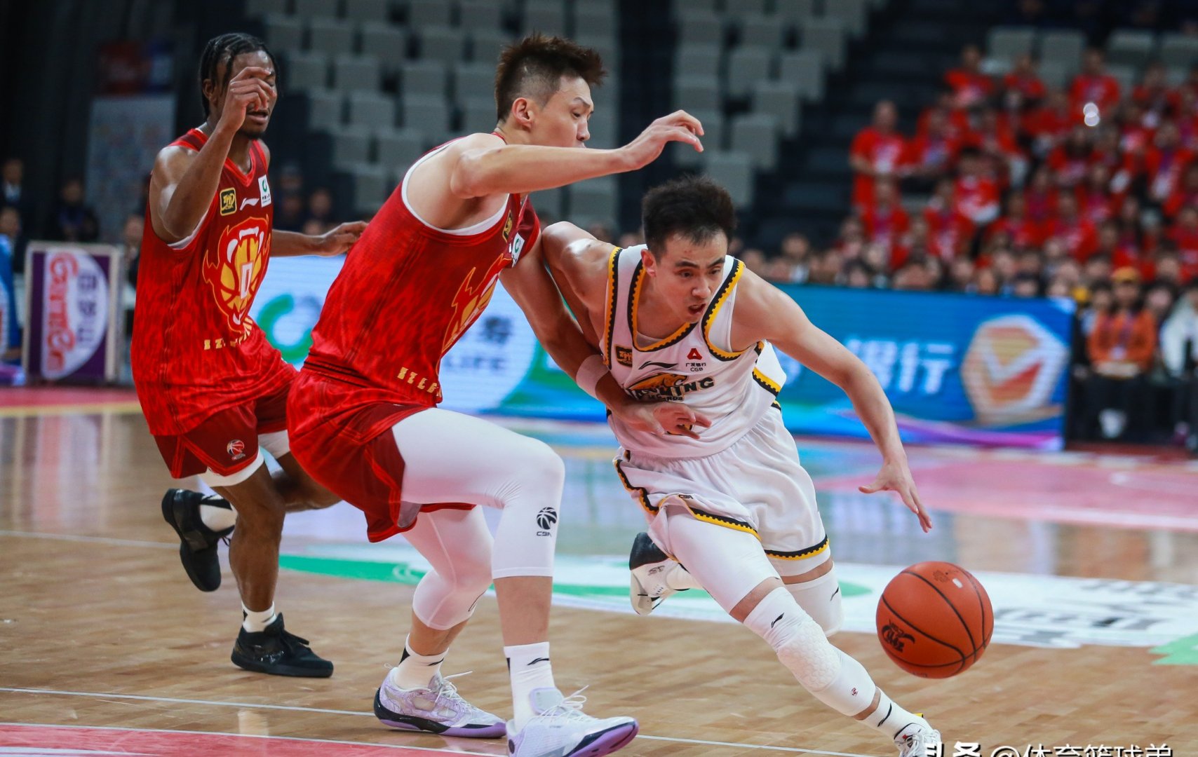 吉林队大胜四川队,球员表现稳定 吉林队大胜四川队,球员表现稳定