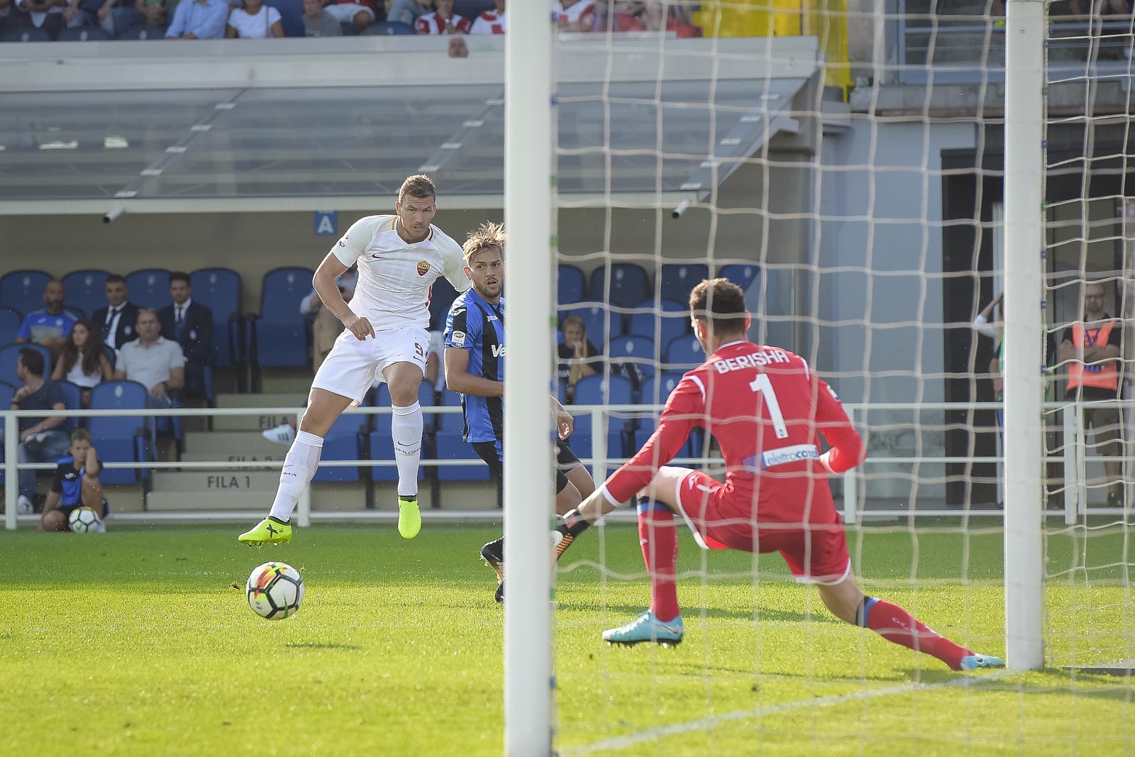 包含罗马客场惊险获胜，豪取三分的词条